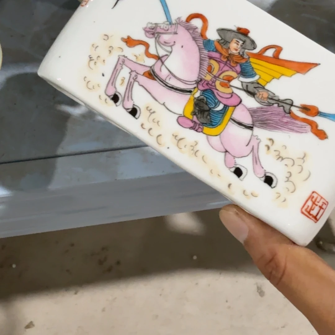 瓷片摆件的是谁和哪个了么