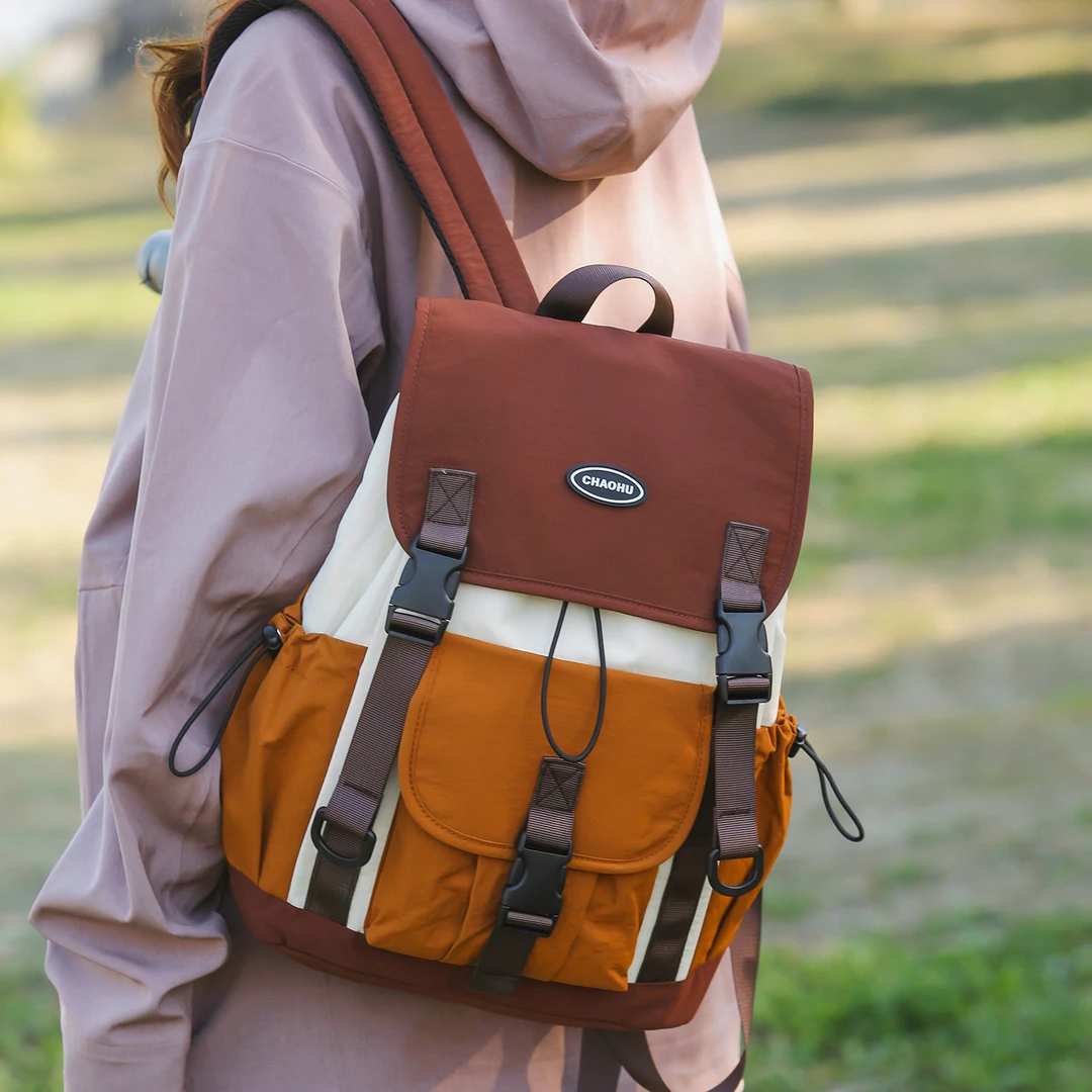 户外出游双肩包女新款撞色运动百搭徒步登山轻便防水小背包