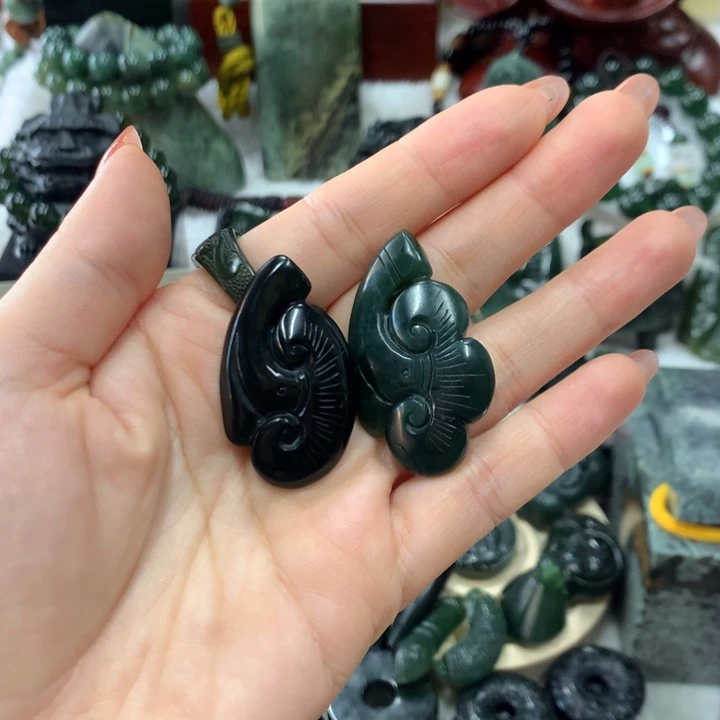 蛇纹石玉未镶嵌颈饰