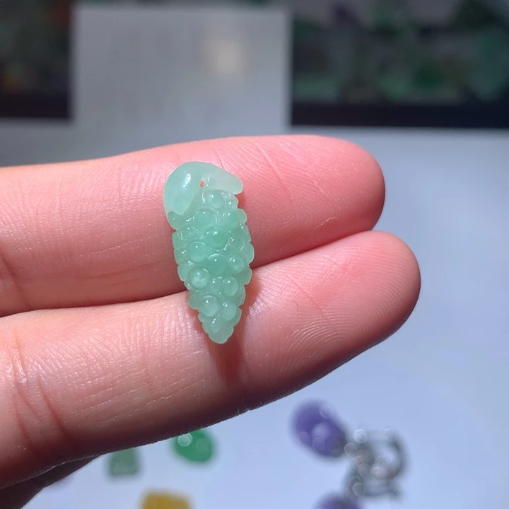 翡翠未镶嵌颈饰挂件