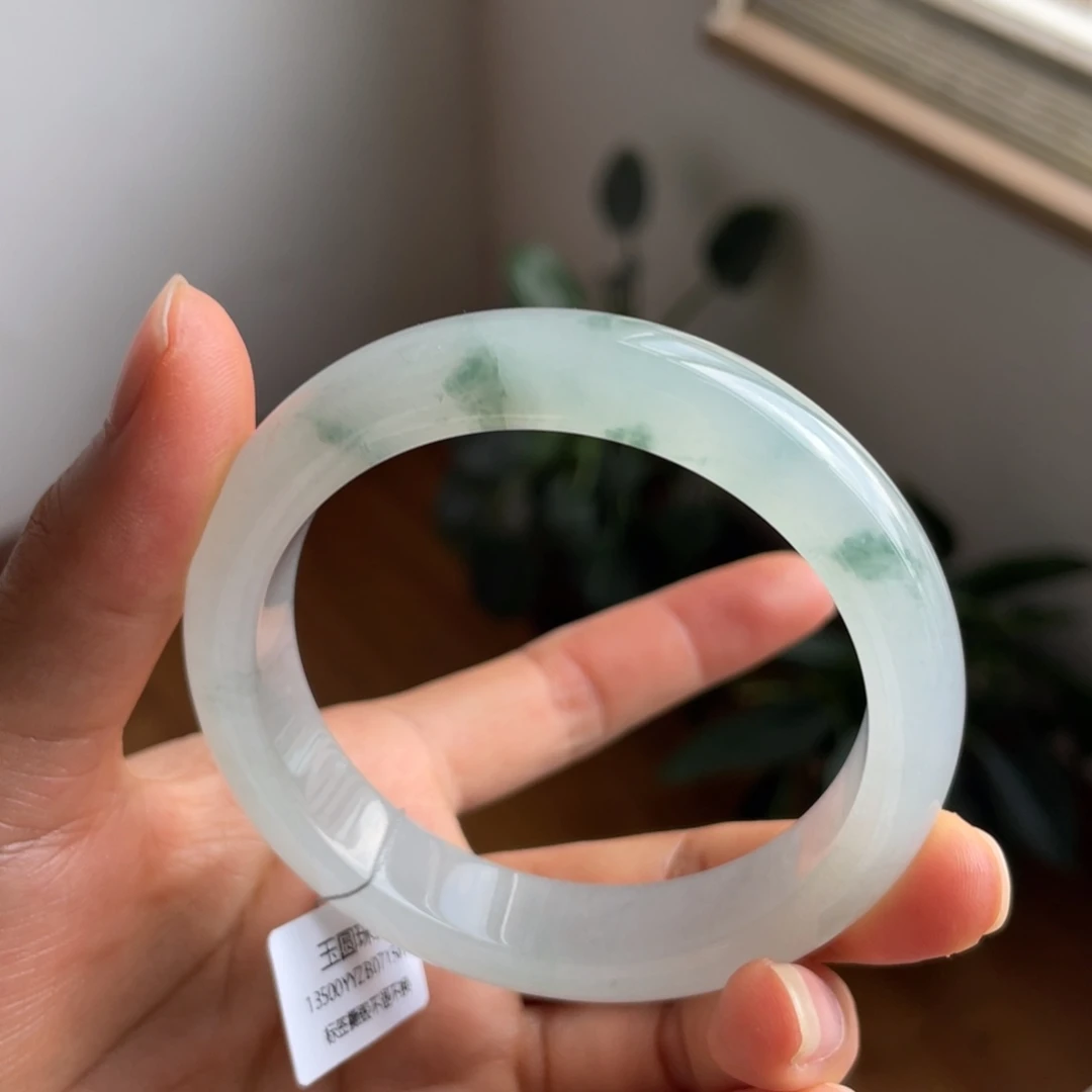 翡翠手镯未镶嵌冰飘花