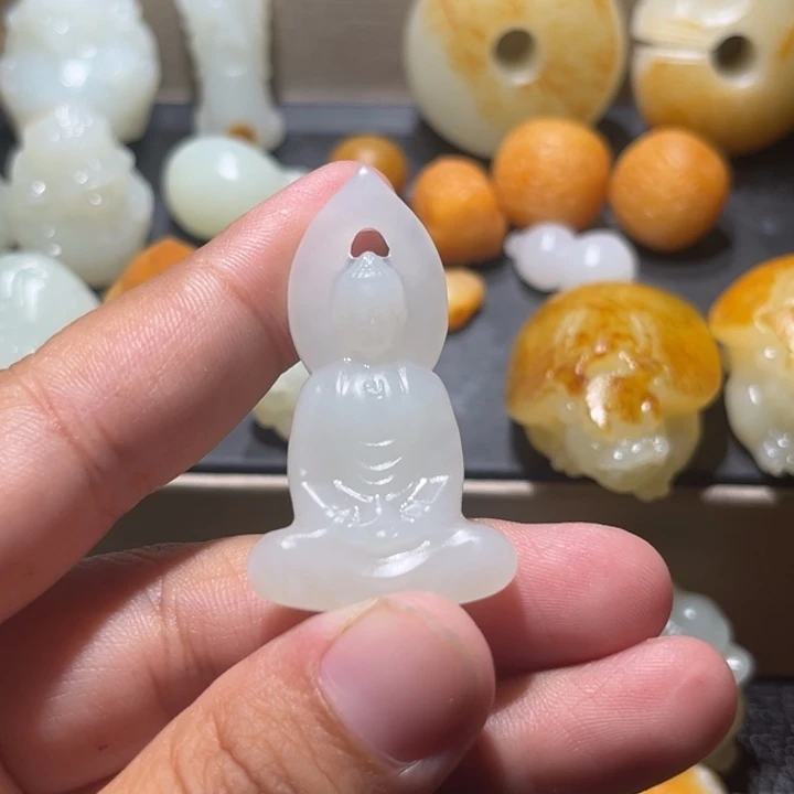 小***伱颈饰未镶嵌和田玉