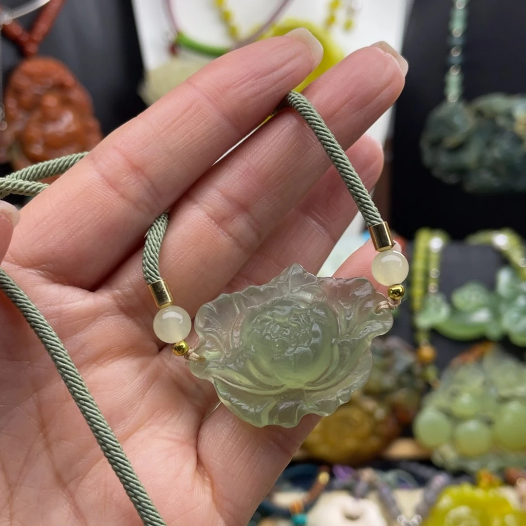 蛇纹石玉未镶嵌颈饰