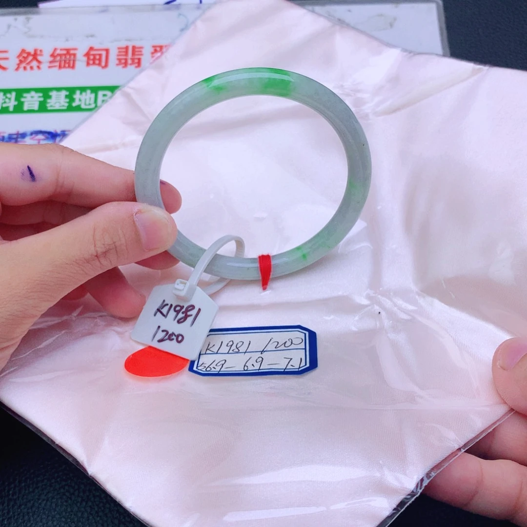 翡翠手镯未镶嵌翡翠