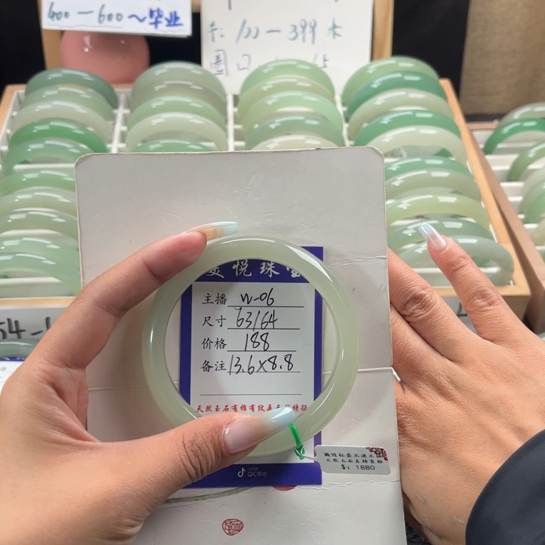 石英质玉手镯未镶嵌风***?