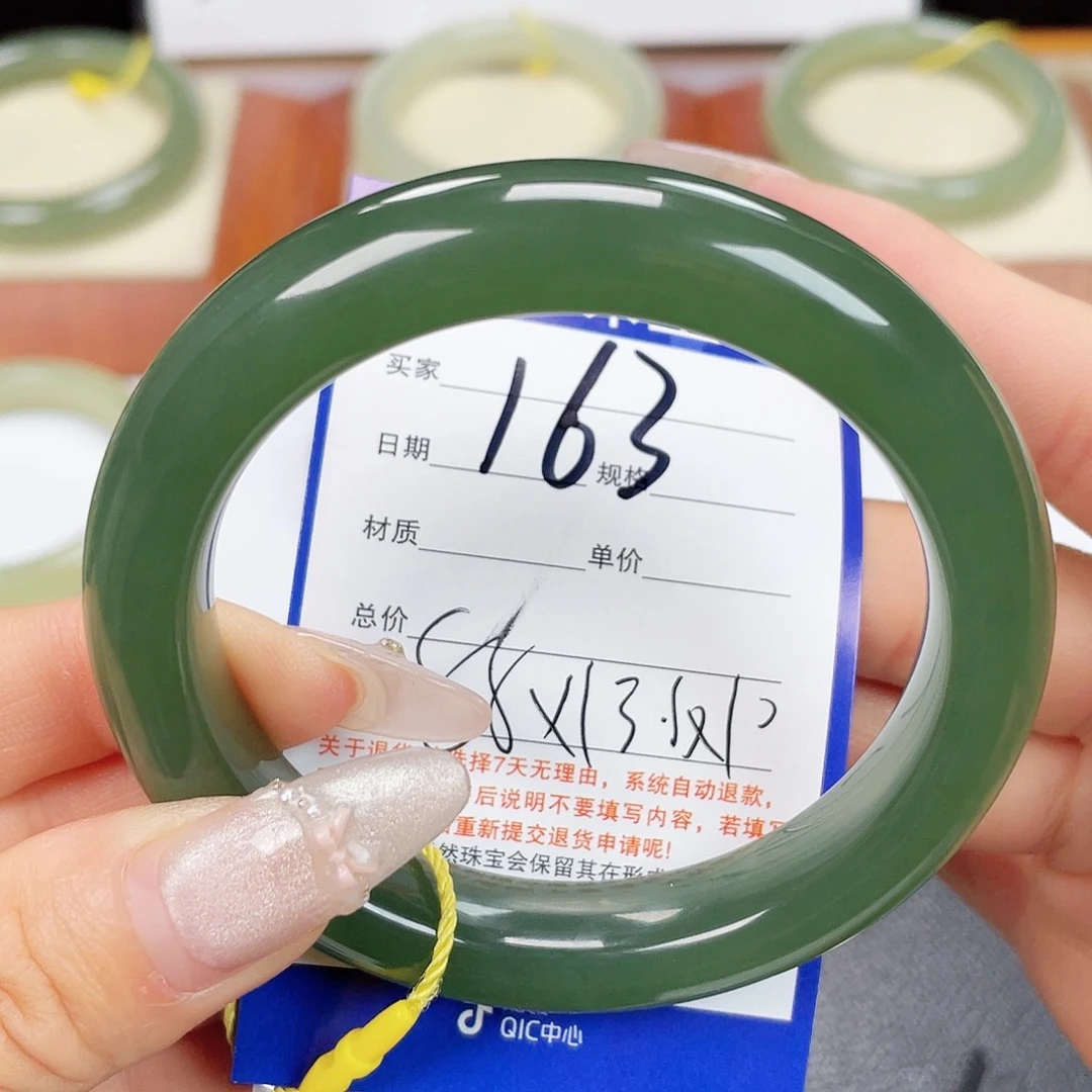 红***姐和田玉未镶嵌手镯