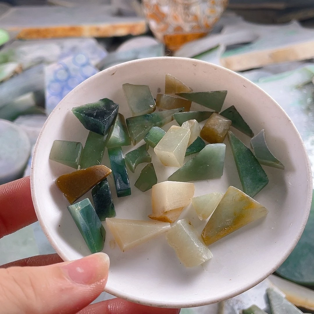 颈饰未镶嵌翡翠?****球。