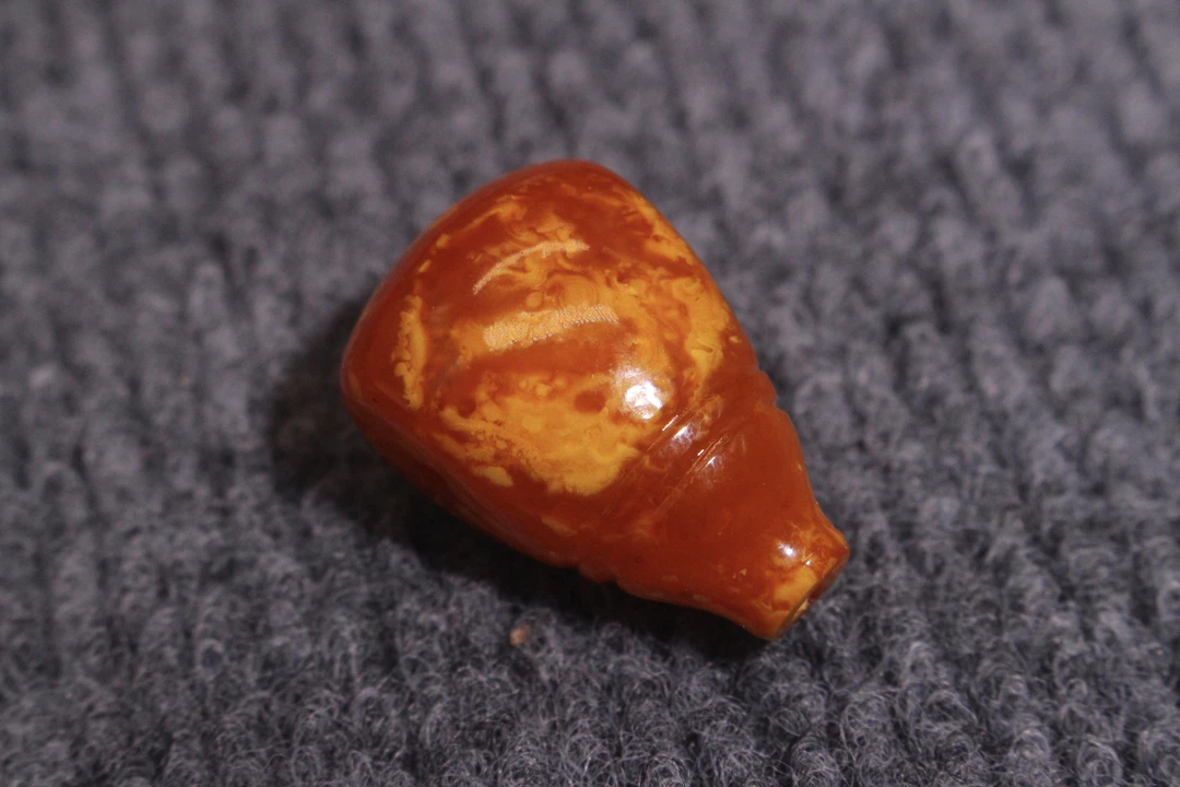 天然老红花蜡三通佛头，尺寸21.7x33.7.克重8.17克