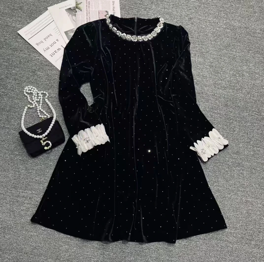 新年战袍轻奢风丝绒细钻连衣裙