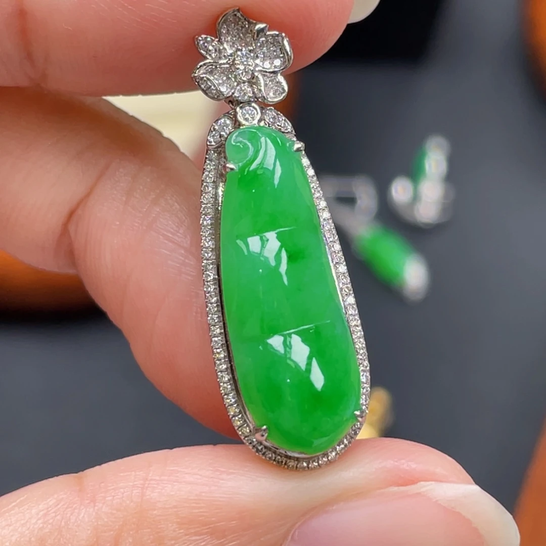 翡翠18K金镶嵌颈饰绿豆子