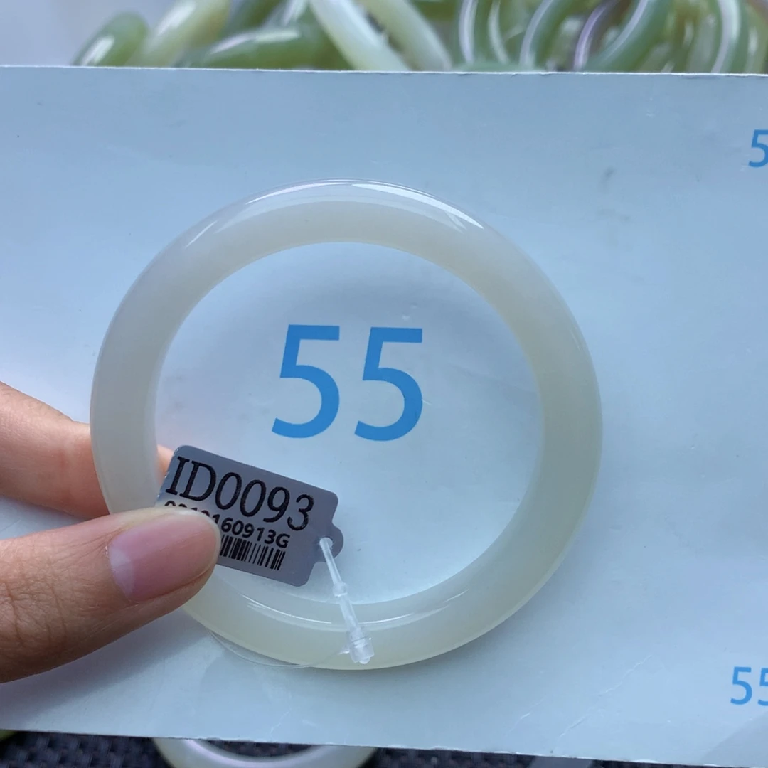 和田玉手镯未镶嵌?