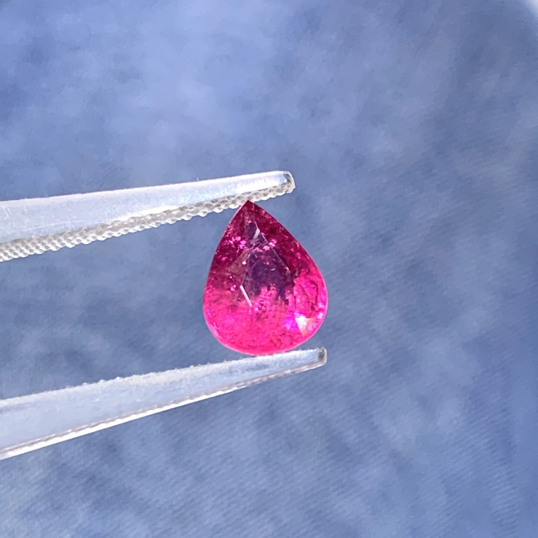 天然卢比莱粉红碧玺1.50克拉颜色很甜荧光满通透满火彩