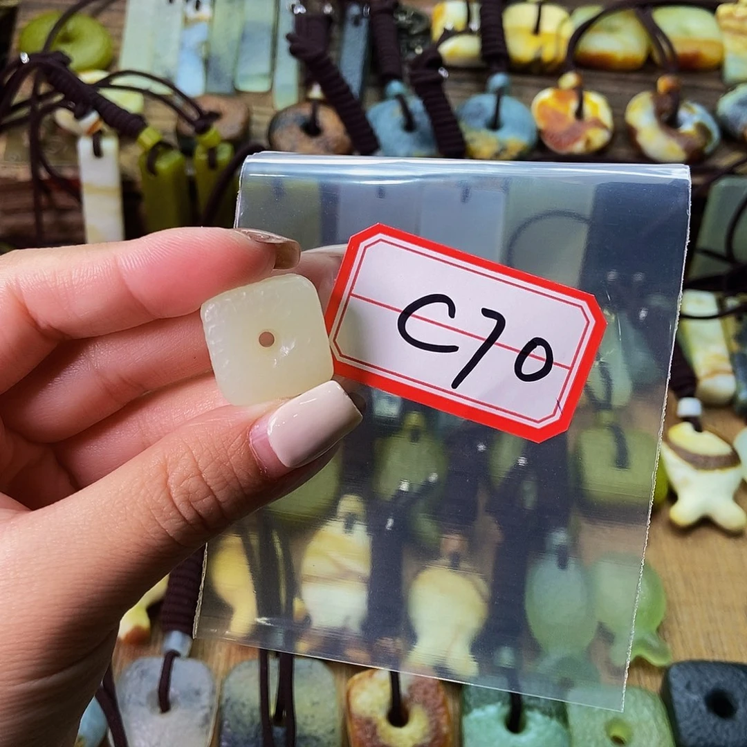 未镶嵌蛇纹石玉挂件屈***柔