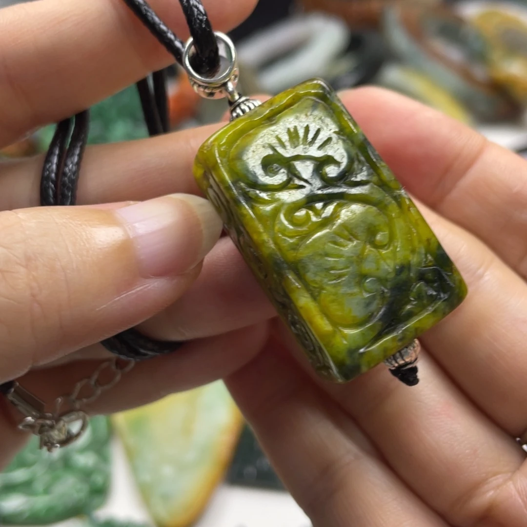 翡翠未镶嵌项圈牌子