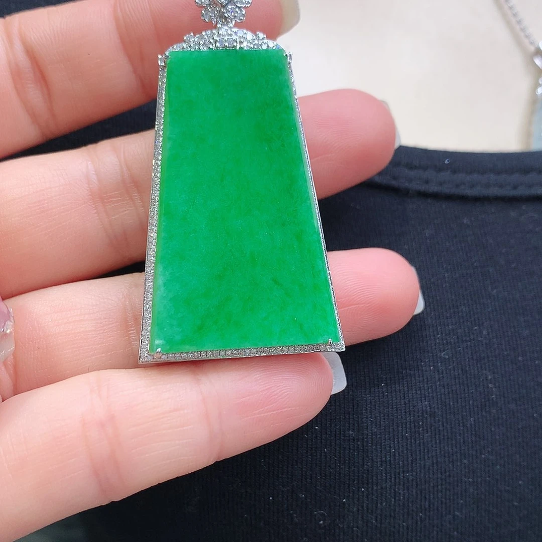 翡翠颈饰18K金镶嵌无事牌