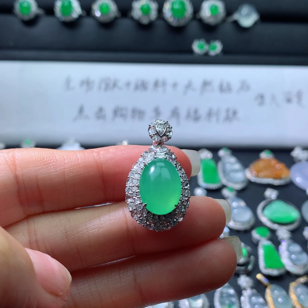 颈饰18K金镶嵌翡翠伴钻