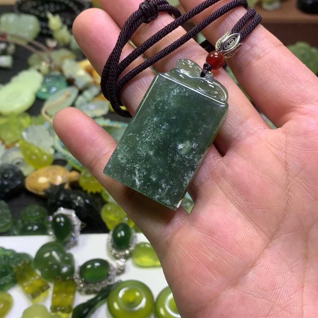 岫玉未镶嵌颈饰无事牌