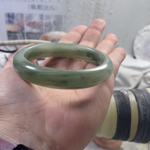 石英质玉手镯未镶嵌是****！