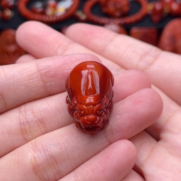 南红玛瑙未镶嵌珠宝奇石貔貅吊坠