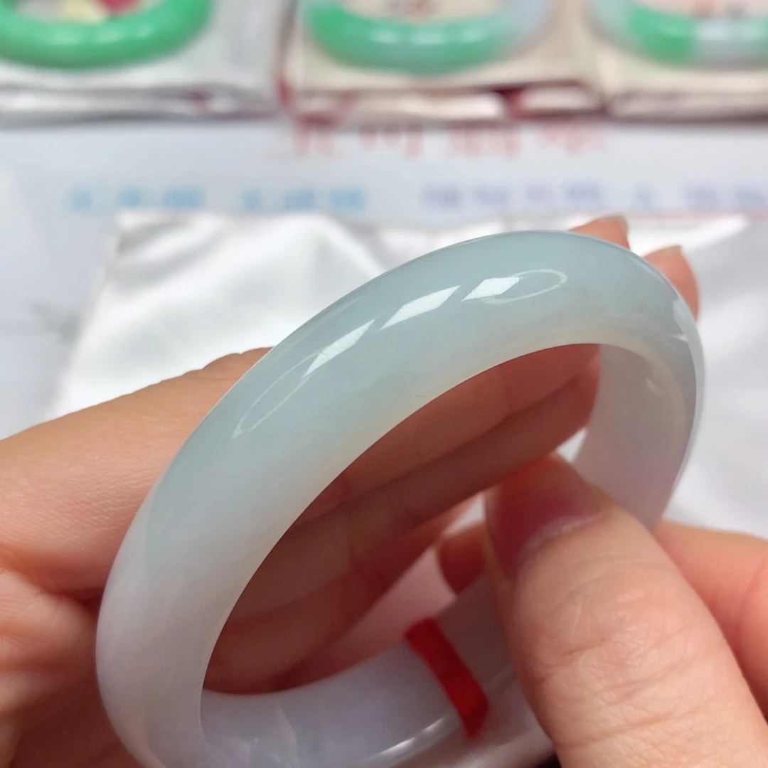 翡翠未镶嵌手镯细腻冰胶淡果绿底5354贵妃