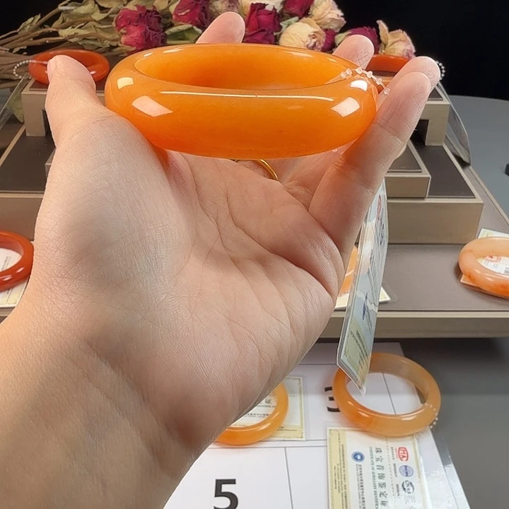 馨****石英质玉（黄龙玉）未镶嵌手镯