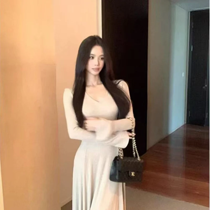实体档口温柔风气质V领内搭长袖连衣裙女秋季性感收腰修身长裙子