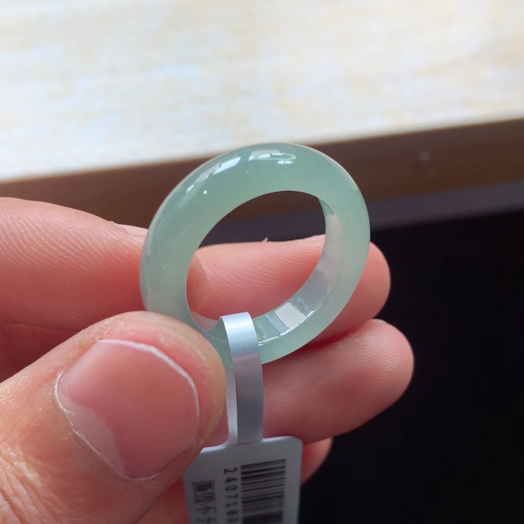 翡翠未镶嵌颈饰戒指