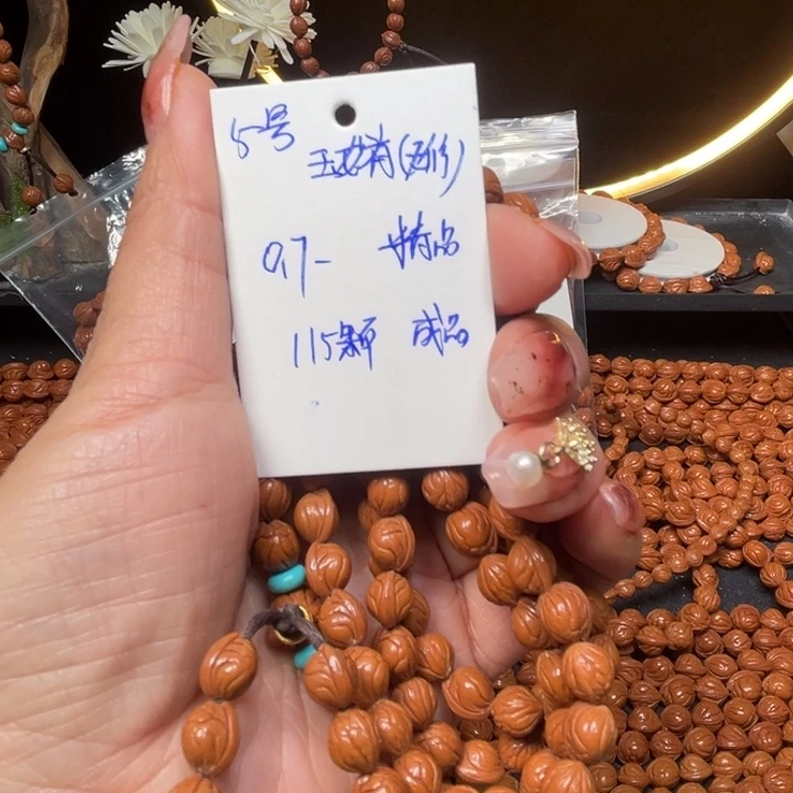 李****吊坠桃核玉龙脊桃核