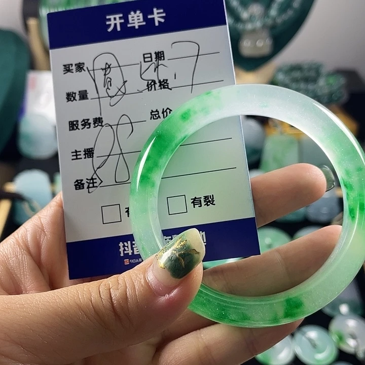 颈饰未镶嵌翡翠手镯