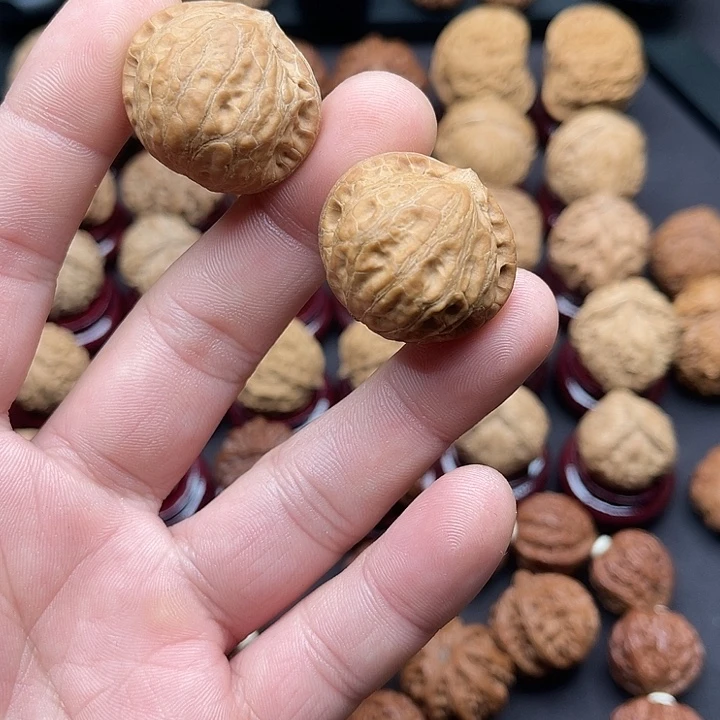 文玩核桃吊坠瓷娃娃