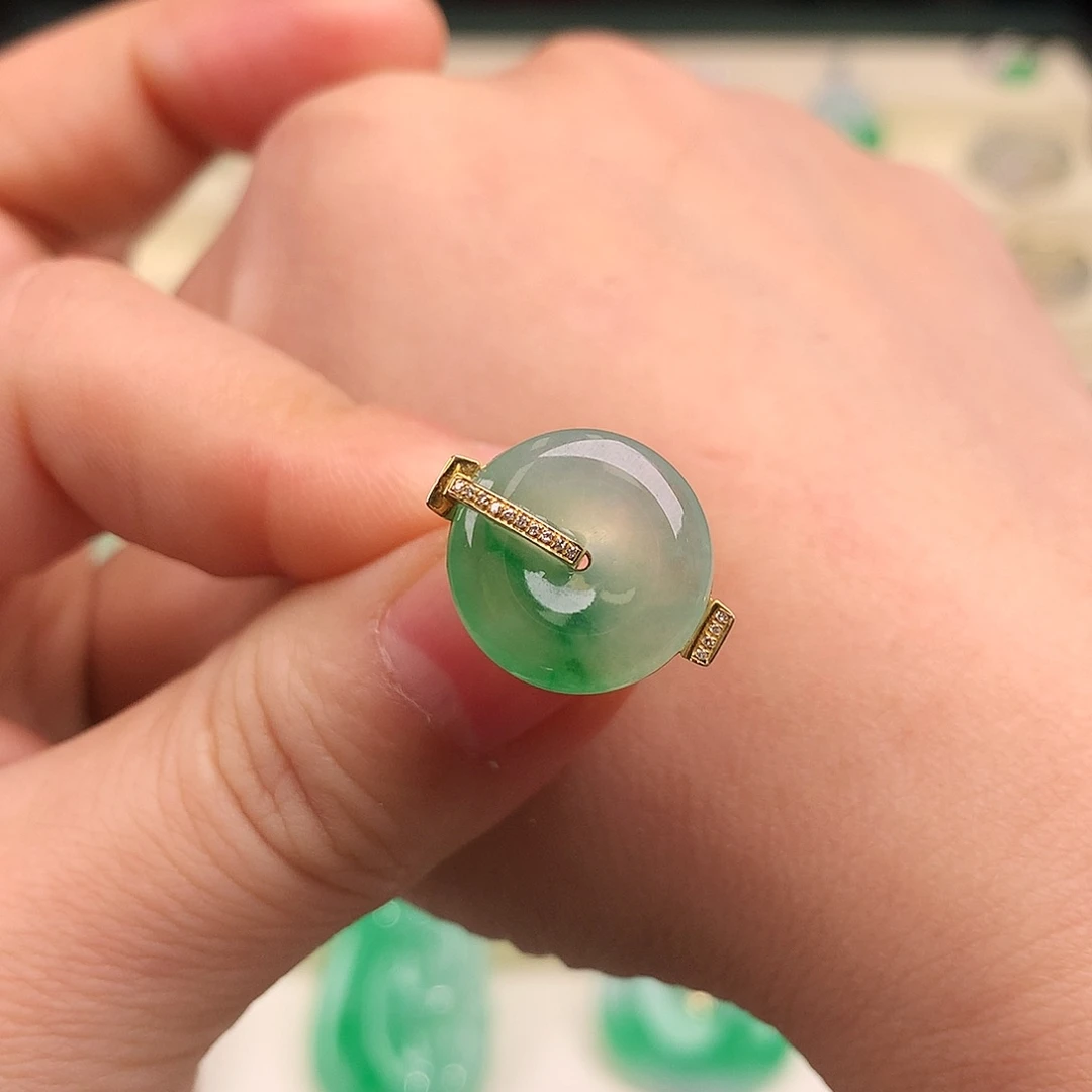 18K金镶嵌戒指翡翠缅料