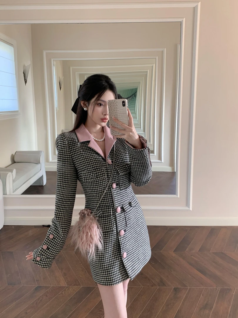 早秋冬新款小香风粗花呢名媛气质粉色V领设计感修身法式连衣裙