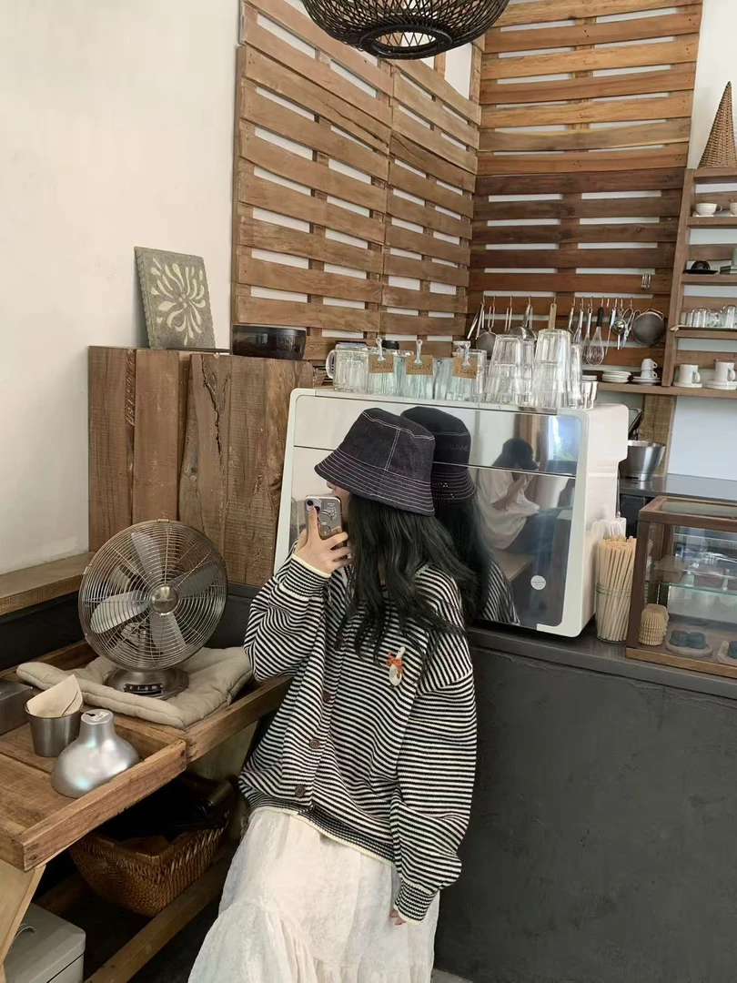 【YOU】秋款立体鸭子挂件圆领黑白条纹撞色木质扣毛衣开衫  8208