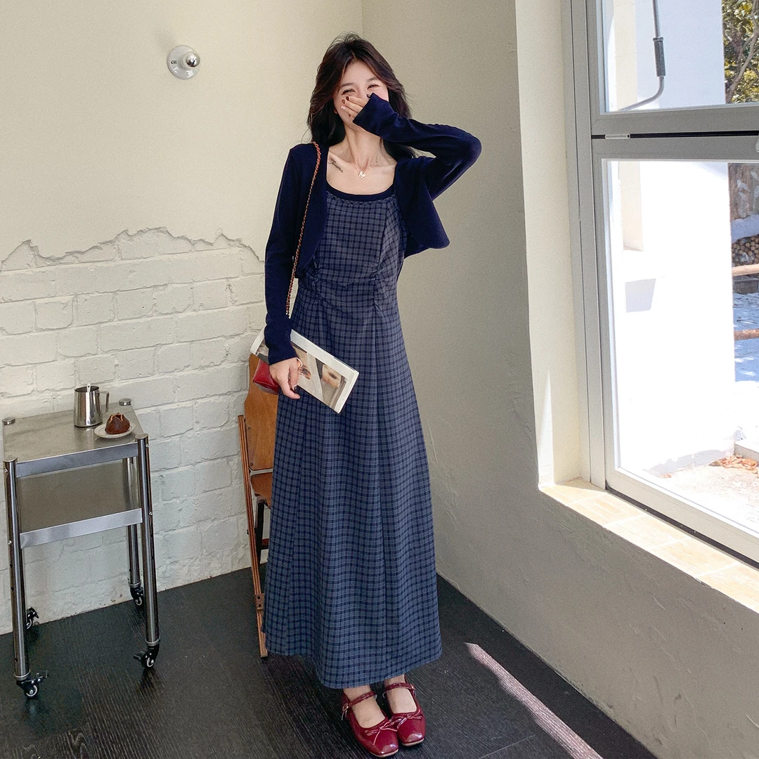 深蓝色复古格纹吊带连衣裙套装女2025秋新款休闲小开衫长裙两件套