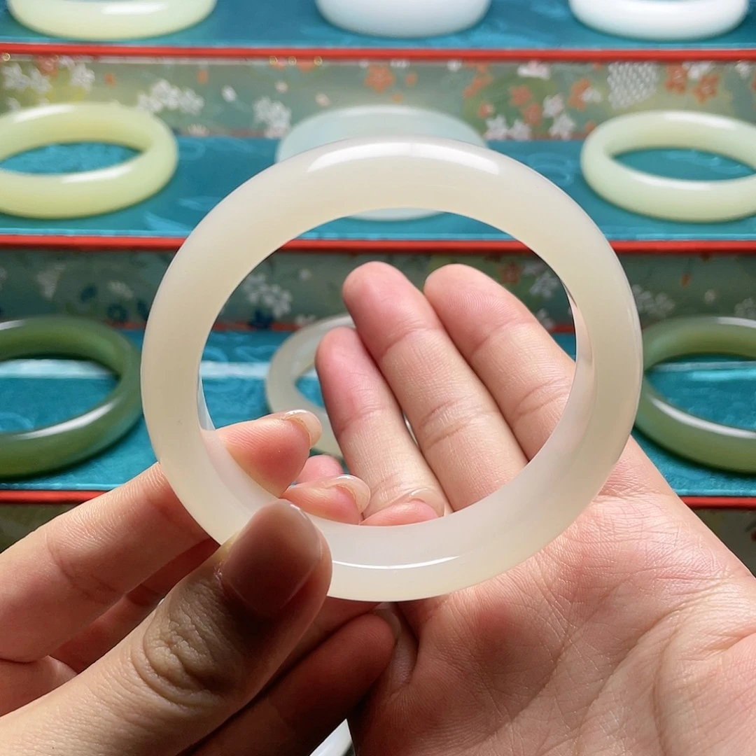 吧***.58+暖白正圈手镯1