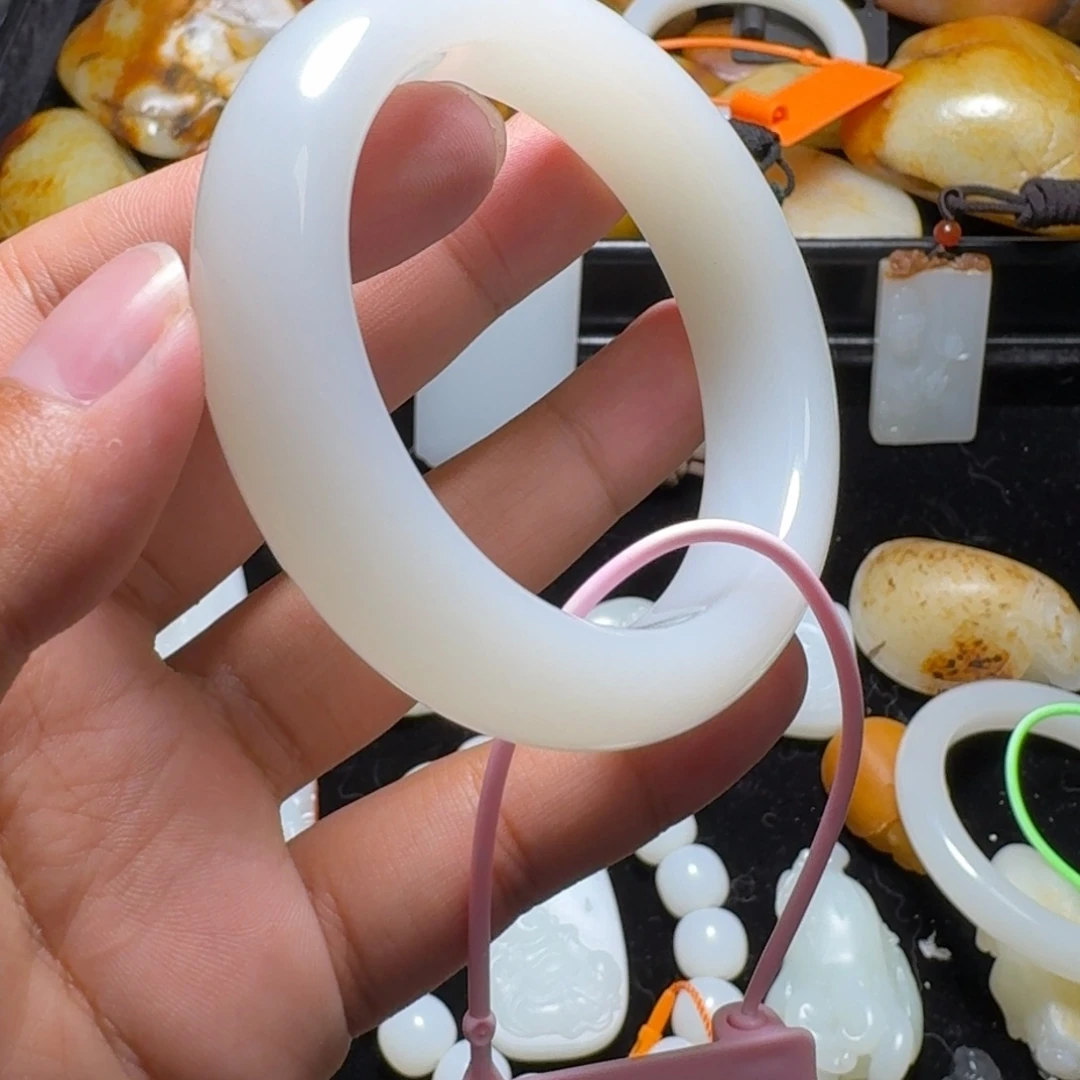 迷***墙和田玉未镶嵌颈饰