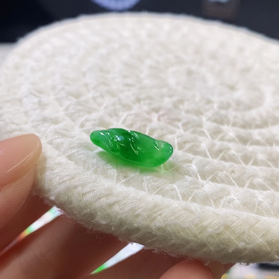 翡翠未镶嵌颈饰随行