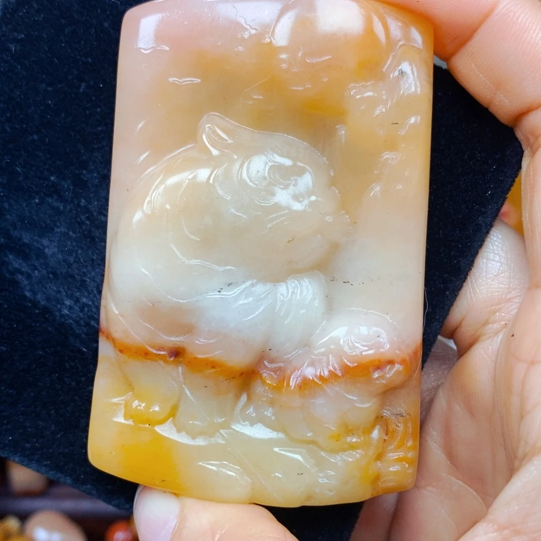 未镶嵌石英质玉（黄龙玉）颈饰