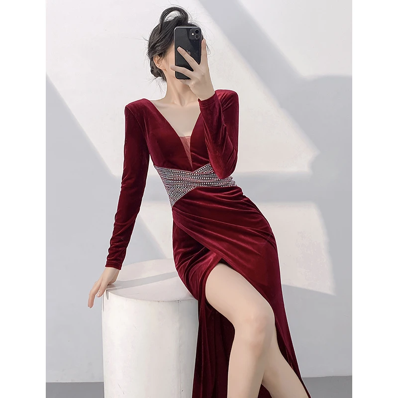 红色晚礼服女2025新款高级感气质年会主持人长袖丝绒性感开叉修身
