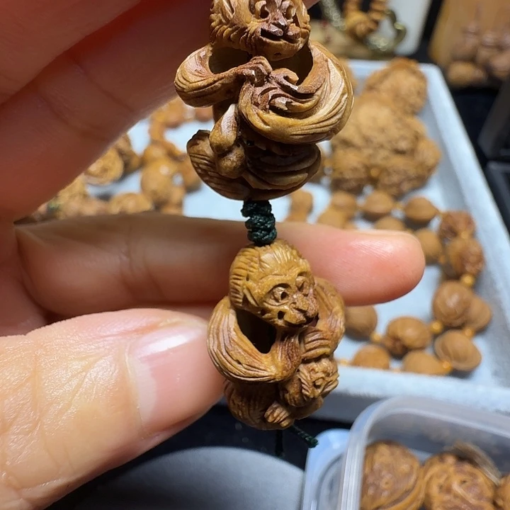 吊坠桃核纯手工桃核雕刻辈辈封侯挂件