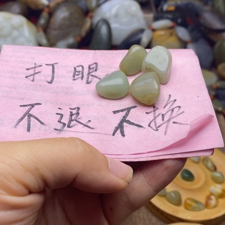 ****己和田玉未镶嵌颈饰