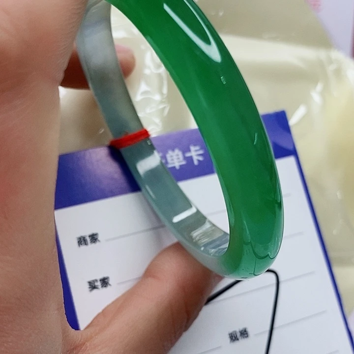 翡翠手镯未镶嵌翡翠