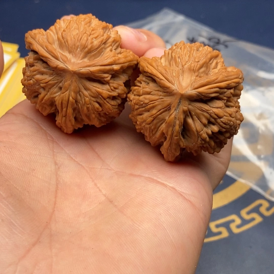 文玩核桃吊坠虎头奔全品39