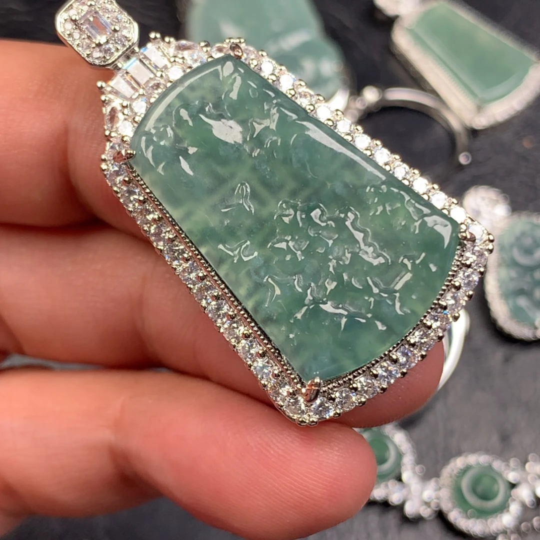 翡翠未镶嵌颈饰山水