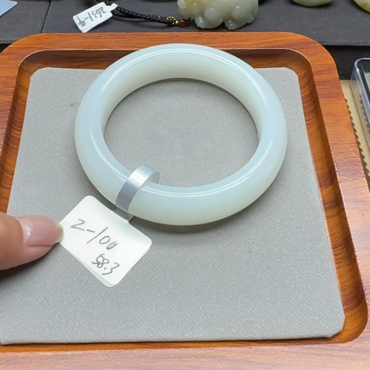 石***人和田玉未镶嵌手镯