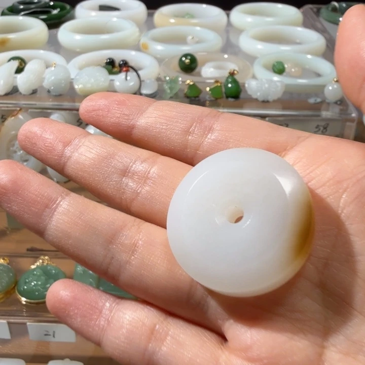 和田玉（糖玉）未镶嵌颈饰新疆且末糖白玉平安扣