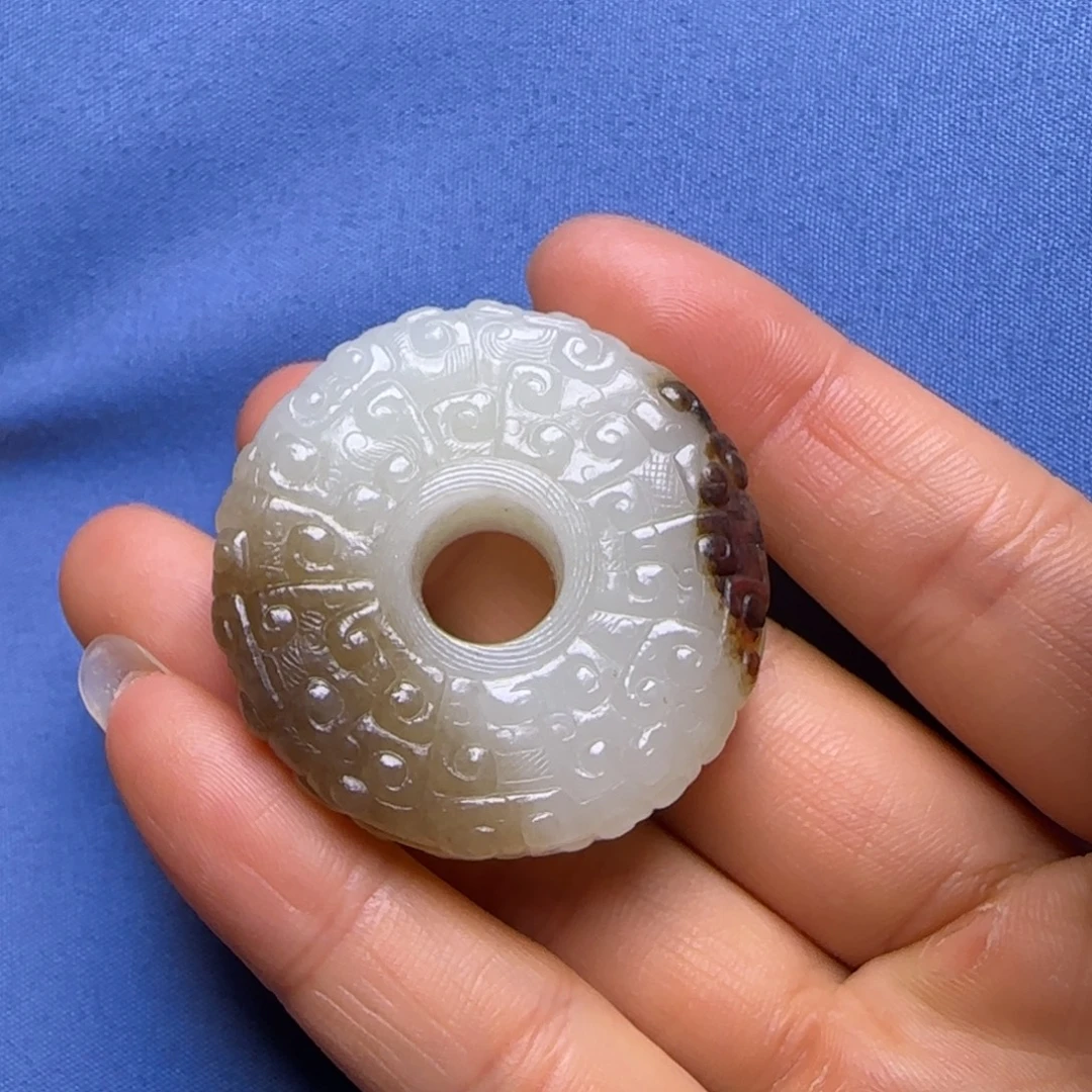 顺***然和田玉未镶嵌颈饰