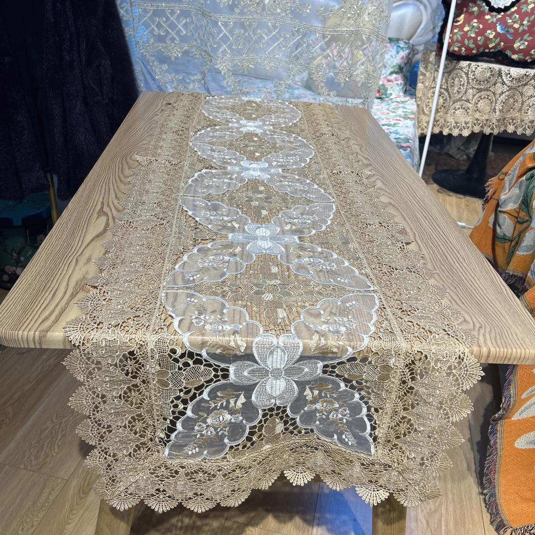 DY018-35-4玻璃纱（40*180cm）米底四朵四叶小白花镂空桌布