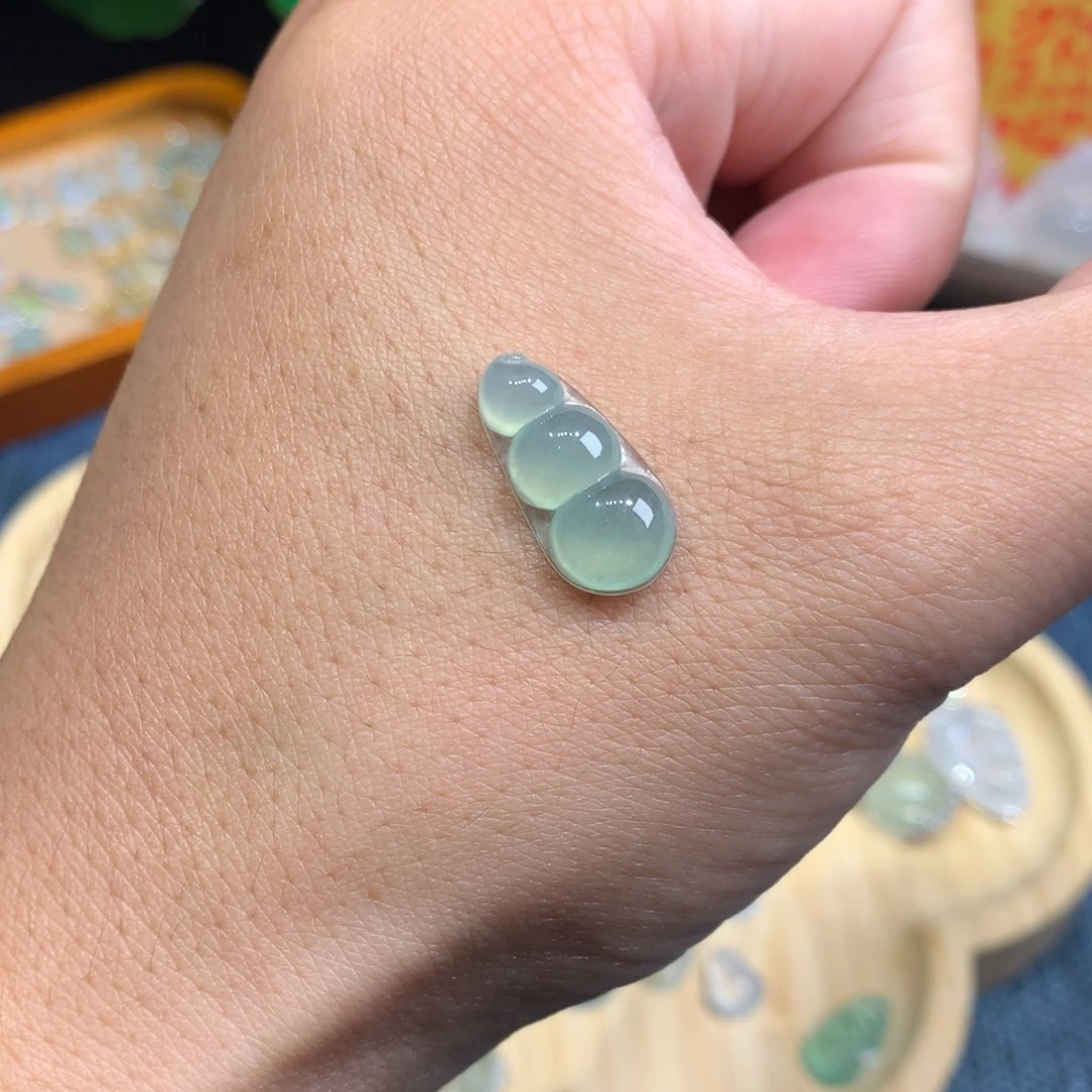 翡翠未镶嵌颈饰豆子