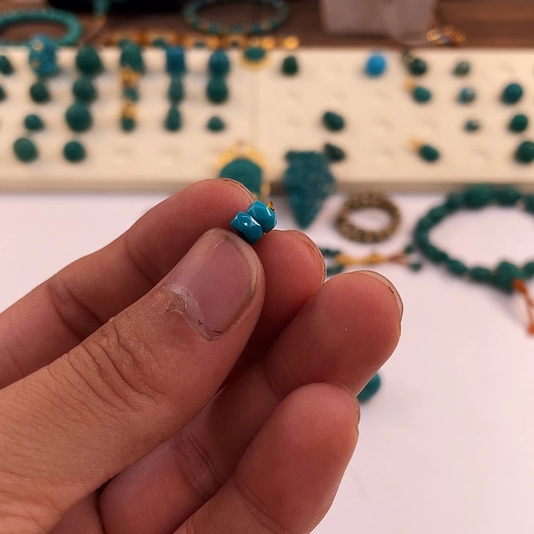 绿松石未镶嵌颈饰